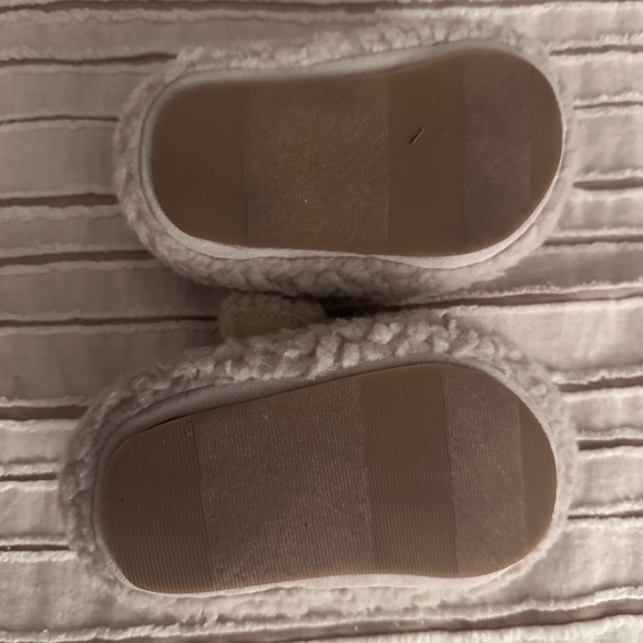 Baby girl shearling slides 🧡 - Picture 2 of 3